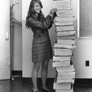 Margaret ao lado dos códigos usados nas missões Apollo